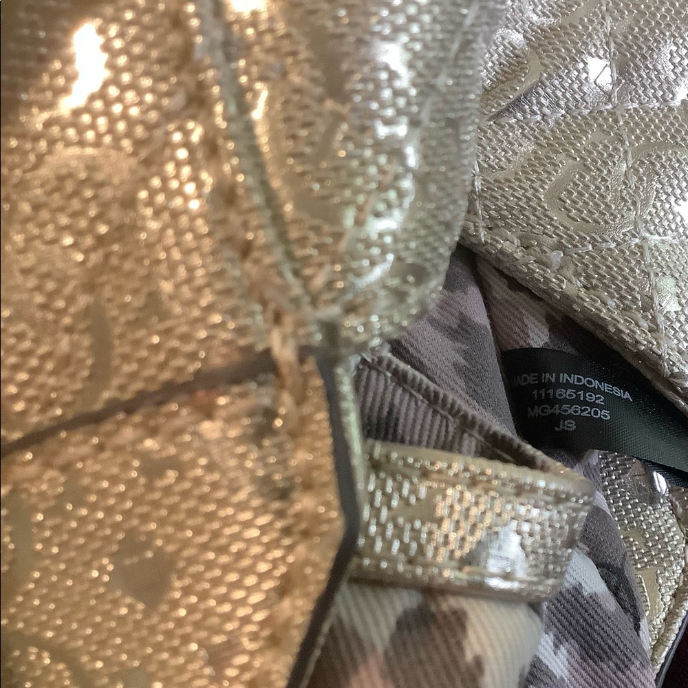 Guess Purse - Picture 14 of 15